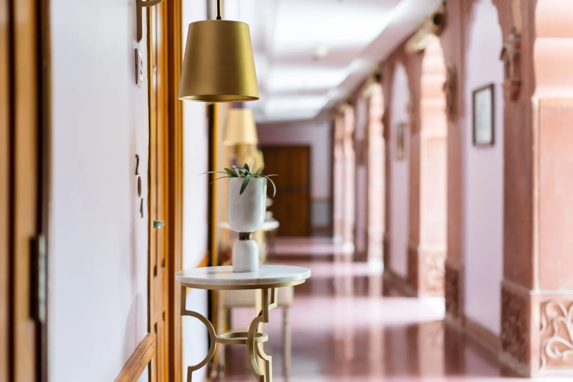 Elegantna notranjost hotela СrownvirelResort v Ljubljani